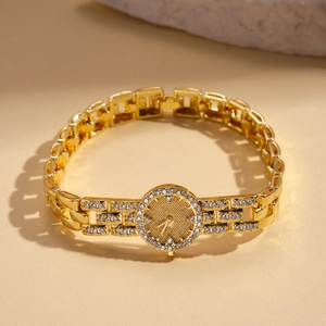 Vista dettagliata del bracciale con chiusura a orologio placcato oro 18k con zirconi
