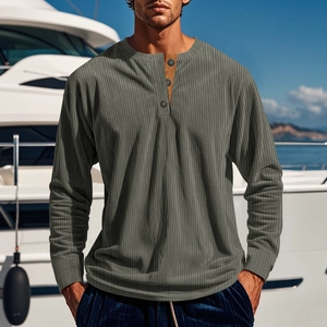 Detailaufnahme des olivgrünen Rippstoffs und der Drei-Knopf-Leiste am Henley-Shirt