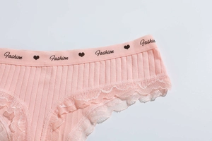 Nahaufnahme von rosa geripptem Baumwoll-String mit floraler Spitze und modischem Gummibund