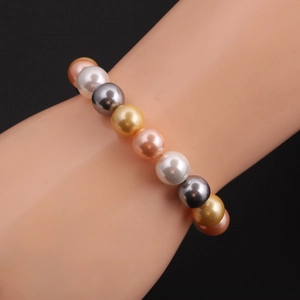 Elastisches Perlenarmband mit weißen, grauen und rosa Perlen auf Handdisplay