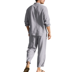 Vue arrière d'un ensemble décontracté en lin gris clair pour homme avec chemise et pantalon