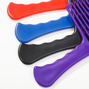 Vista dall'alto di pettini a denti larghi in plastica in rosso, blu, nero e viola