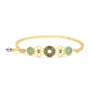 Nahaufnahme des 18K vergoldeten Armbands mit blauem Evil Eye und hexagonalen Anhängern