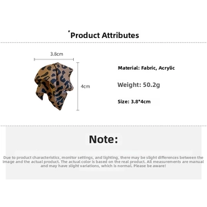 Dettagli della molletta leopardata con dimensioni 3,8x4cm e materiali in tessuto e acrilico di qualità
