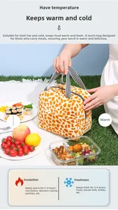 Sac à lunch isotherme imprimé girafe posé sur l'herbe pour pique-nique frais
