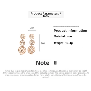 Vue détaillée des grandes boucles d'oreilles spirales dorées avec texture martelée et dimensions