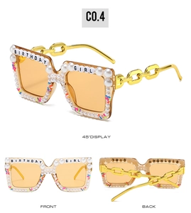 Vues détaillées des lunettes carrées avec perles, texte Birthday Girl et branches chaîne