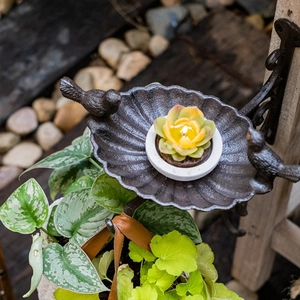 Mangeoire à oiseaux vintage en fonte en forme de coquille avec décor rustique bronze