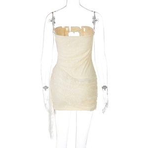 Dettaglio mini abito in pizzo beige con apertura sulla schiena e drappeggio elegante