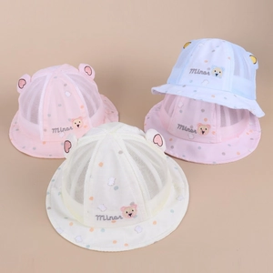 Dettaglio di cappelli per neonati con rete traspirante e ricamo di orsetto