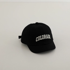 Nahaufnahme der weißen Colorado-Stickerei auf einer schwarzen Baumwoll-Babymütze