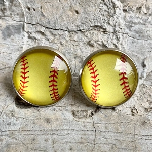 Boucles d'oreilles minimalistes en verre motif baseball jaune avec coutures rouges