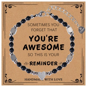 Bracelet en perles de lapis-lazuli avec pendentif cœur sur une carte cadeau 'You Are Awesome'
