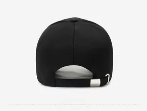 Detail der Rückseite der schwarzen Baseballkappe mit verstellbarer silberner Metallschnalle