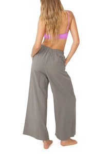 Vue arrière du pantalon large gris en lin avec taille élastique et belle coupe