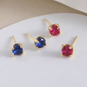 Klassische 18K vergoldete Kupferohrstecker mit rosaroten und dunkelblauen Zirkonsteinen