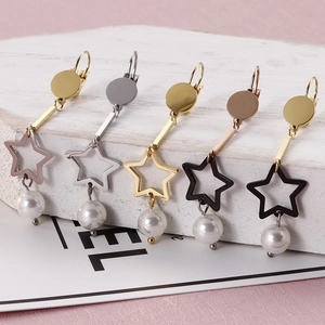 Cinq paires de boucles d'oreilles étoiles et perles en acier inoxydable aux tons variés