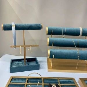 Présentoir à bijoux en velours vert foncé et métal doré avec barres en T et plateau