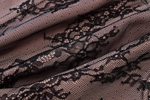 Détail de la dentelle florale noire avec doublure chair et textures de broderie fines