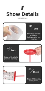 Dettaglio del bicchiere freddo in plastica da 710 ml con motivo calcio e cannuccia antiscivolo