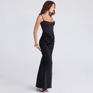 Robe longue en satin noir avec corsage, taille froncée et jupe sirène élégante