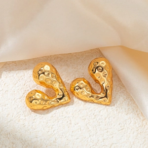 Vintage textured heart-shaped titanium steel stud earrings with golden hammered finish