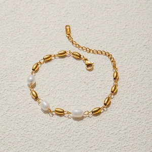 Detailed view of 18K gold stainless steel bracelet with freshwater pearls and lobster clasp