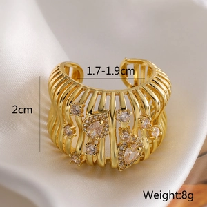 Détail de la bague géométrique irrégulière avec 2 cm de hauteur et incrustation zircon