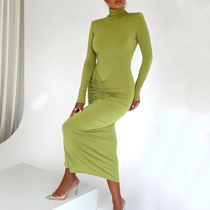 Robe longue élégante vert citron à col montant, manches longues et détails froncés