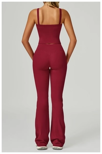 Détail de l'ensemble de yoga bordeaux avec coutures en V au dos et pantalon évasé
