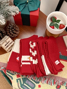Texture détaillée de chaussettes de Noël rouges et blanches sur un décor de table en bois