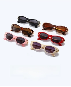 Série de lunettes de soleil ovales colorées avec détails de charnières en métal chic
