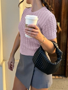 Style de rue d'un pull mauve à manches courtes en tricot torsadé avec une jupe grise