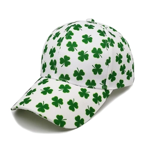 Seitenansicht einer weißen Baseballkappe mit grünem Kleeblatt-Muster für den St. Patrick Day