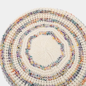 Béret tricoté chic pour femme avec fil multicolore et motifs circulaires en maille