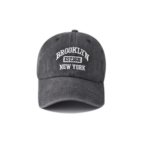 Gros plan de la broderie blanche Brooklyn sur une casquette en coton gris délavé