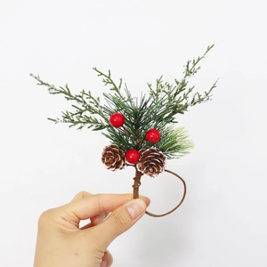 Rond de serviette de Noël avec aiguilles de pin vertes, baies rouges et cônes