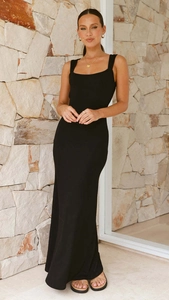 Détail de l'encolure carrée et des bretelles sur cette robe longue noire moulante