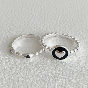 Minimalist S925 sterling silver heart ring set with black round base and wave band design