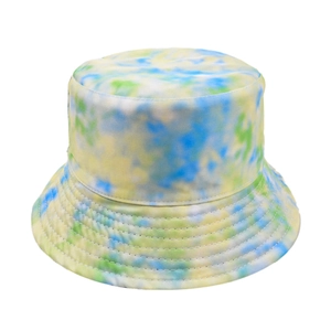 Gros plan d'un bob tie-dye bleu et jaune avec des coutures de bordure durables et nettes