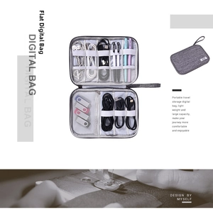 Vista interna dell'organizzatore grigio per cavi con cinghie elastiche e tasche a rete