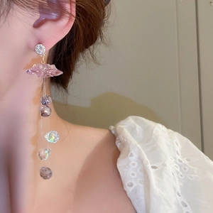 Orecchini a fiore in cristallo rosa con lunghe nappe di perline su pizzo bianco