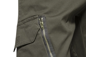 Vista dettagliata del twill di cotone verde militare con cerniera in metallo e tasca cargo
