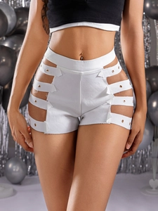 Sexy weiße Damen High-Waist-Shorts mit seitlichen Cut-outs und Metallösen-Detail