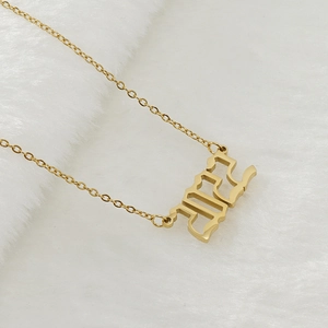 Collier en acier doré avec pendentif année 2112 de style gothique sur fond blanc