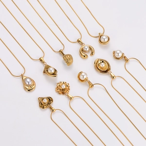 Colliers rétro dorés avec pendentifs en perles en forme de cœur et de fleur