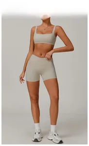 Détail de l'ensemble de yoga kaki clair avec haut carré et short taille haute en V