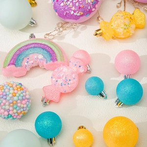 Set di decorazioni natalizie pastello con forme di arcobaleno, caramelle e sfere glitter