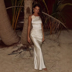 Elegante abito lungo in raso bianco con fiore 3D e schiena scoperta da donna