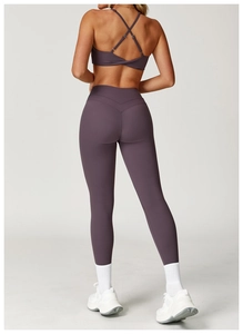 Vue arrière du soutien-gorge de sport croisé violet et legging pour fitness yoga